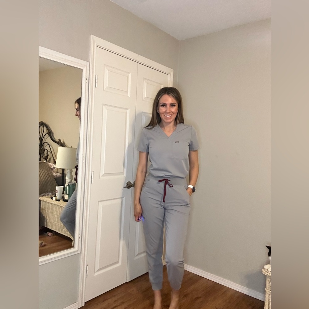 Figs Catarina One Pocket Top cement XS